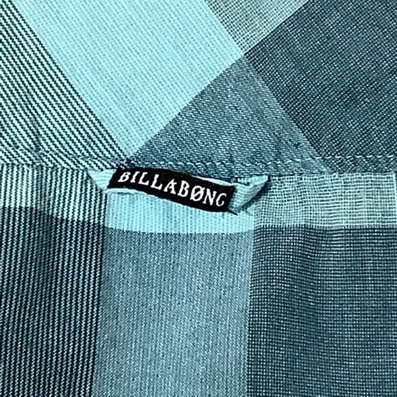 Billabong plaid shirt sleeve button up size medium EUC - Picture 2 of 11